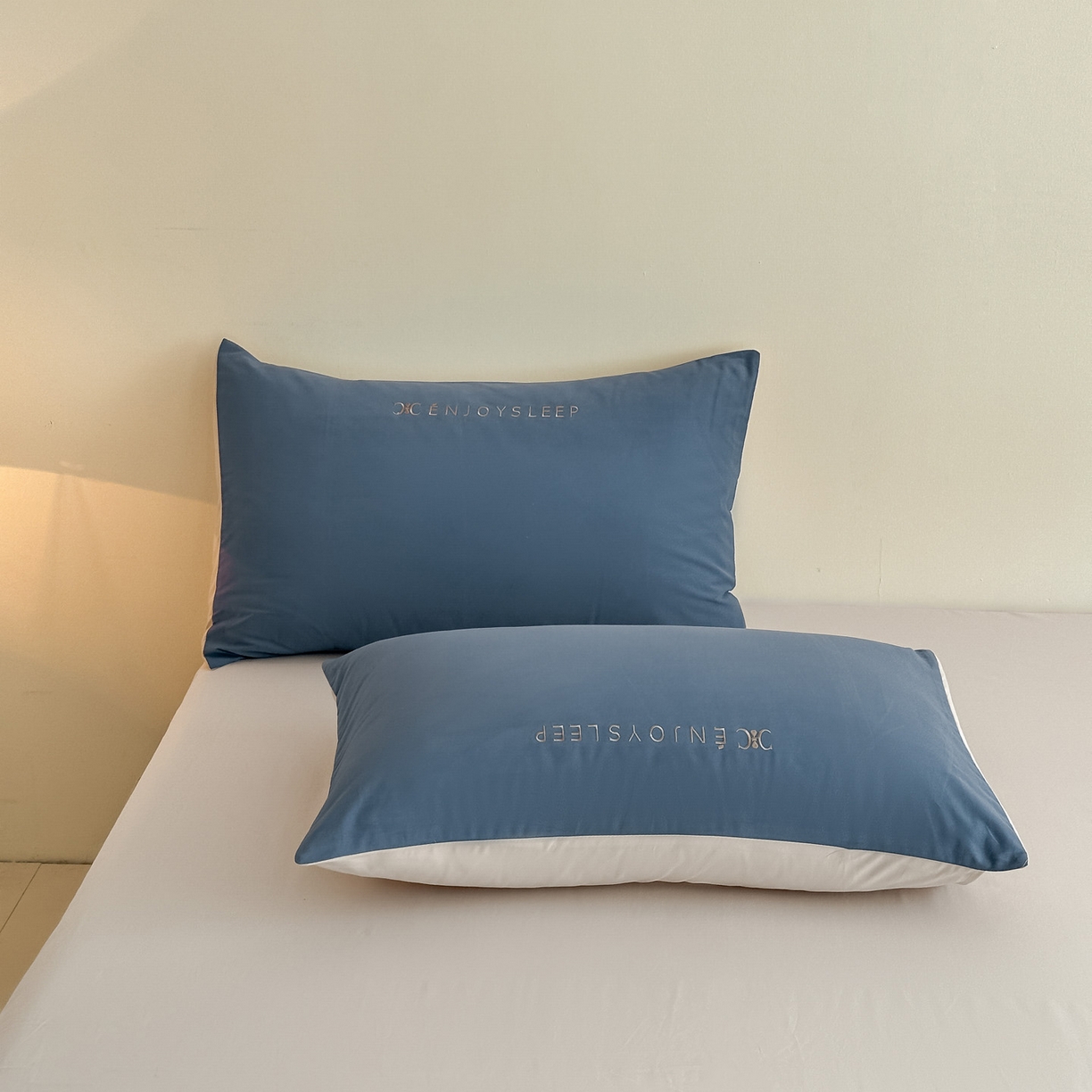 91家纺网 家纺一手货源 找家纺 拼社家纺 2025秋冬A类全棉加厚磨毛四件套刺绣纯棉不掉毛四件套-缪斯（提供买家秀） 缪斯-迷雾蓝+印月灰