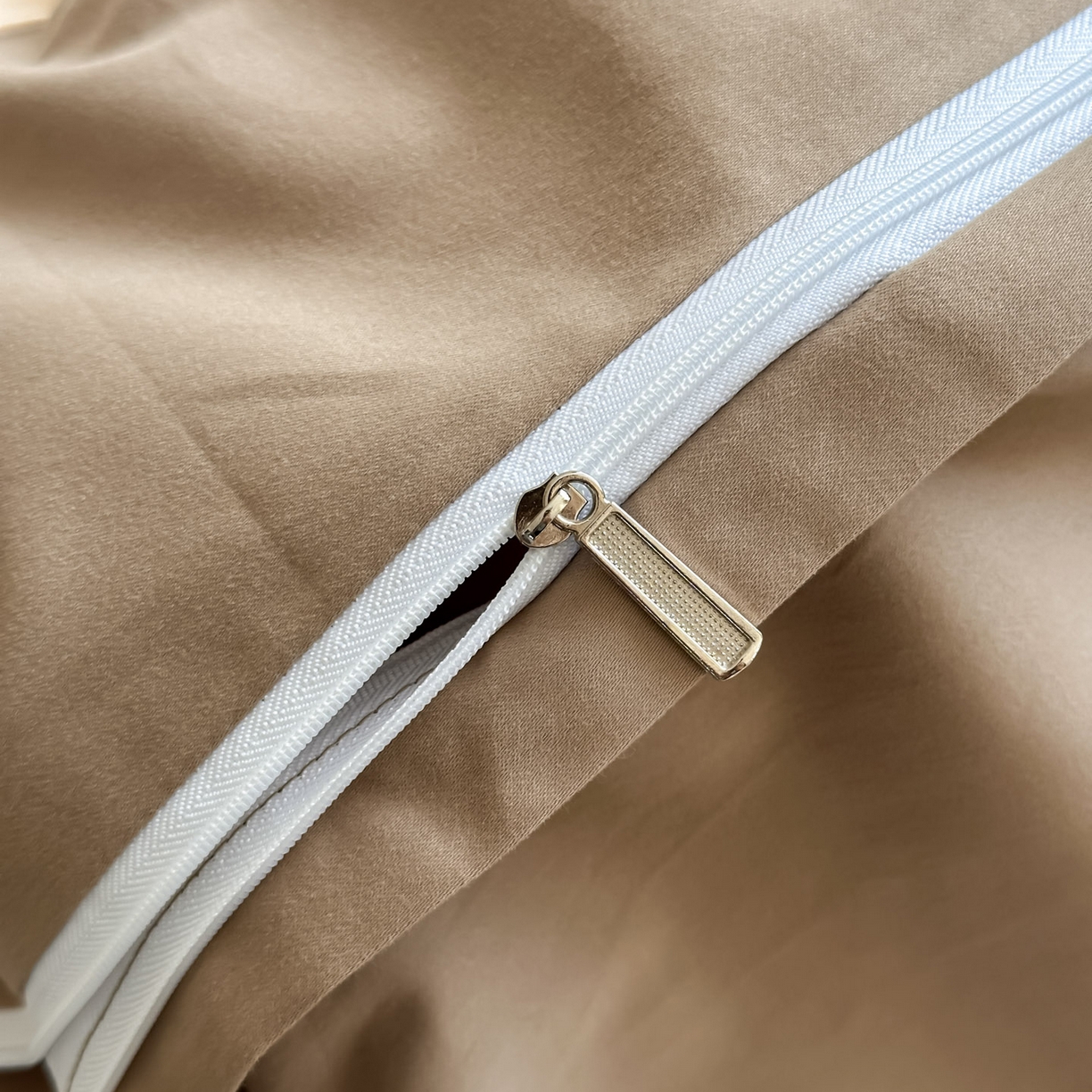 91家纺网 家纺一手货源 找家纺 拼社家纺 2025秋冬A类全棉加厚磨毛四件套刺绣纯棉不掉毛四件套-缪斯（提供买家秀） 缪斯-星月米+亚麻咖