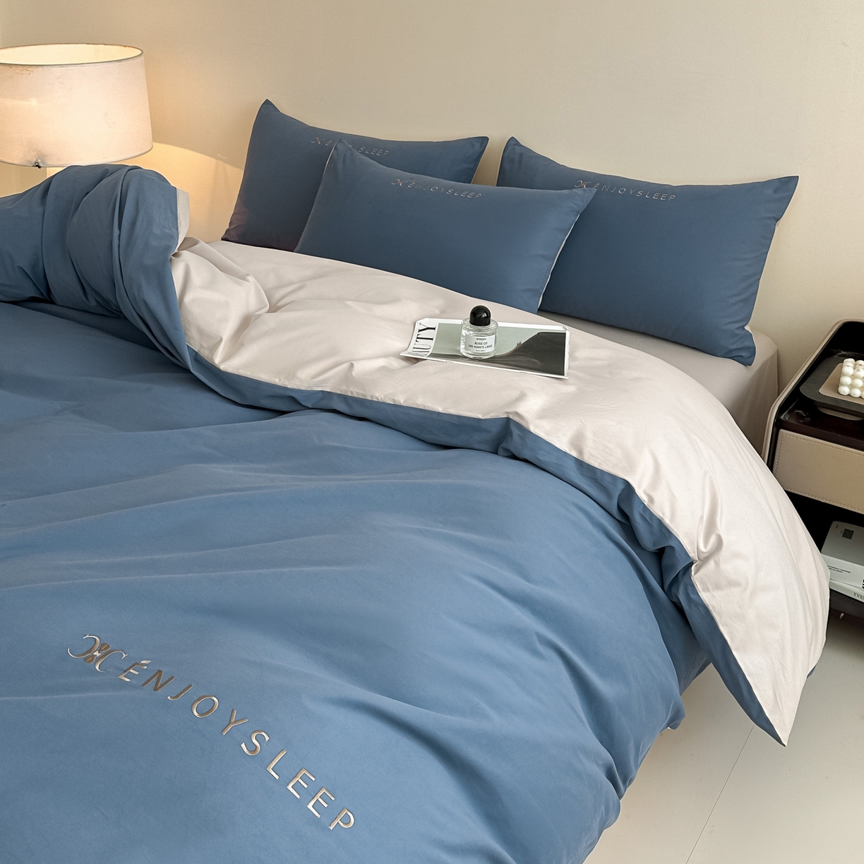 91家纺网 家纺一手货源 找家纺 拼社家纺 2025秋冬A类全棉加厚磨毛四件套刺绣纯棉不掉毛四件套-缪斯（提供买家秀） 缪斯-迷雾蓝+印月灰