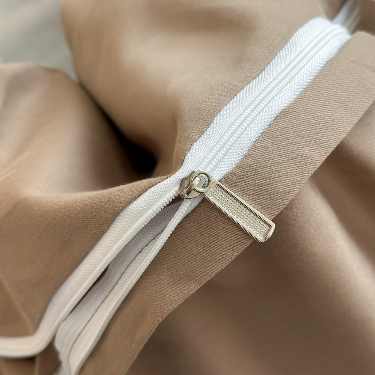 91家纺网 家纺一手货源 找家纺 拼社家纺 2025秋冬A类全棉加厚磨毛四件套刺绣纯棉不掉毛四件套-缪斯（提供买家秀） 缪斯-星辰灰+亚麻咖