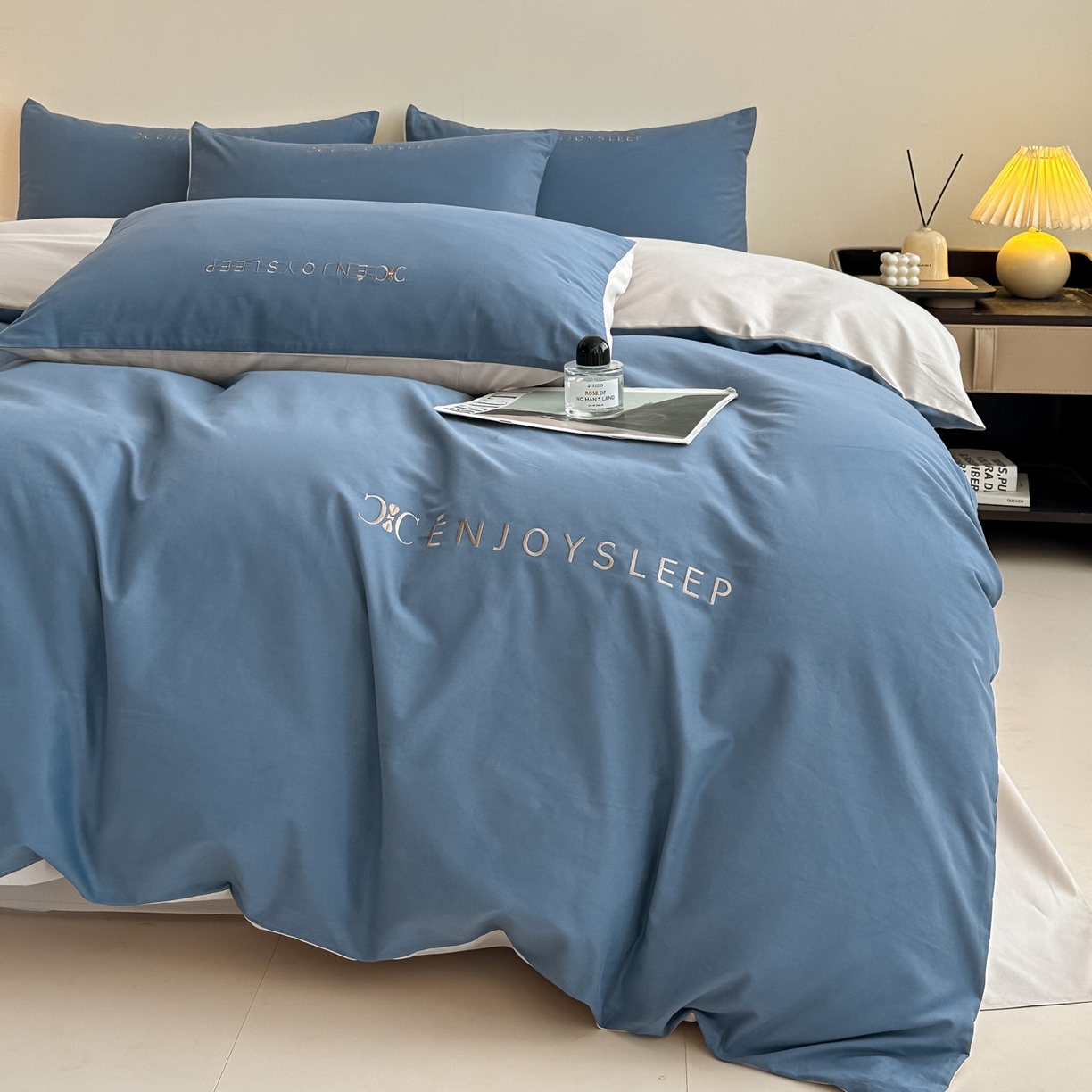 91家纺网 家纺一手货源 找家纺 拼社家纺 2025秋冬A类全棉加厚磨毛四件套刺绣纯棉不掉毛四件套-缪斯（提供买家秀） 缪斯-迷雾蓝+印月灰