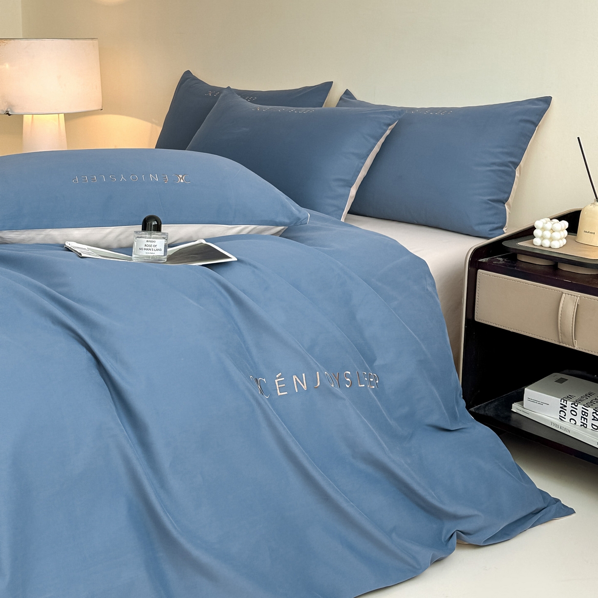 91家纺网 家纺一手货源 找家纺 拼社家纺 2025秋冬A类全棉加厚磨毛四件套刺绣纯棉不掉毛四件套-缪斯（提供买家秀） 缪斯-迷雾蓝+印月灰