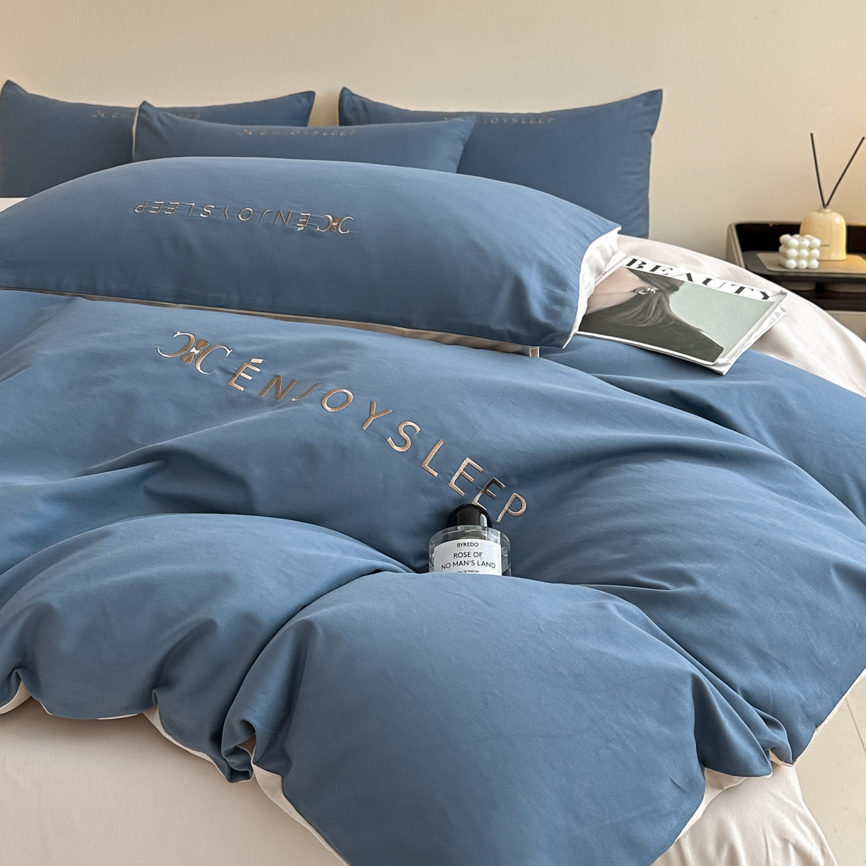 91家纺网 家纺一手货源 找家纺 拼社家纺 2025秋冬A类全棉加厚磨毛四件套刺绣纯棉不掉毛四件套-缪斯（提供买家秀） 缪斯-迷雾蓝+印月灰