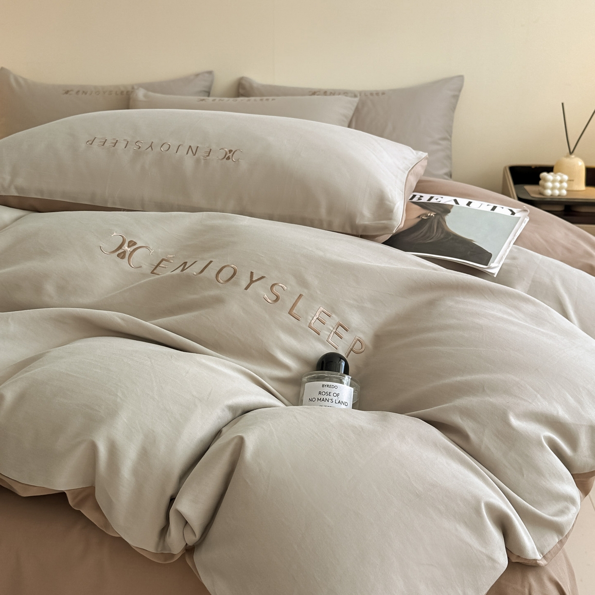 91家纺网 家纺一手货源 找家纺 拼社家纺 2025秋冬A类全棉加厚磨毛四件套刺绣纯棉不掉毛四件套-缪斯（提供买家秀） 缪斯-星辰灰+亚麻咖