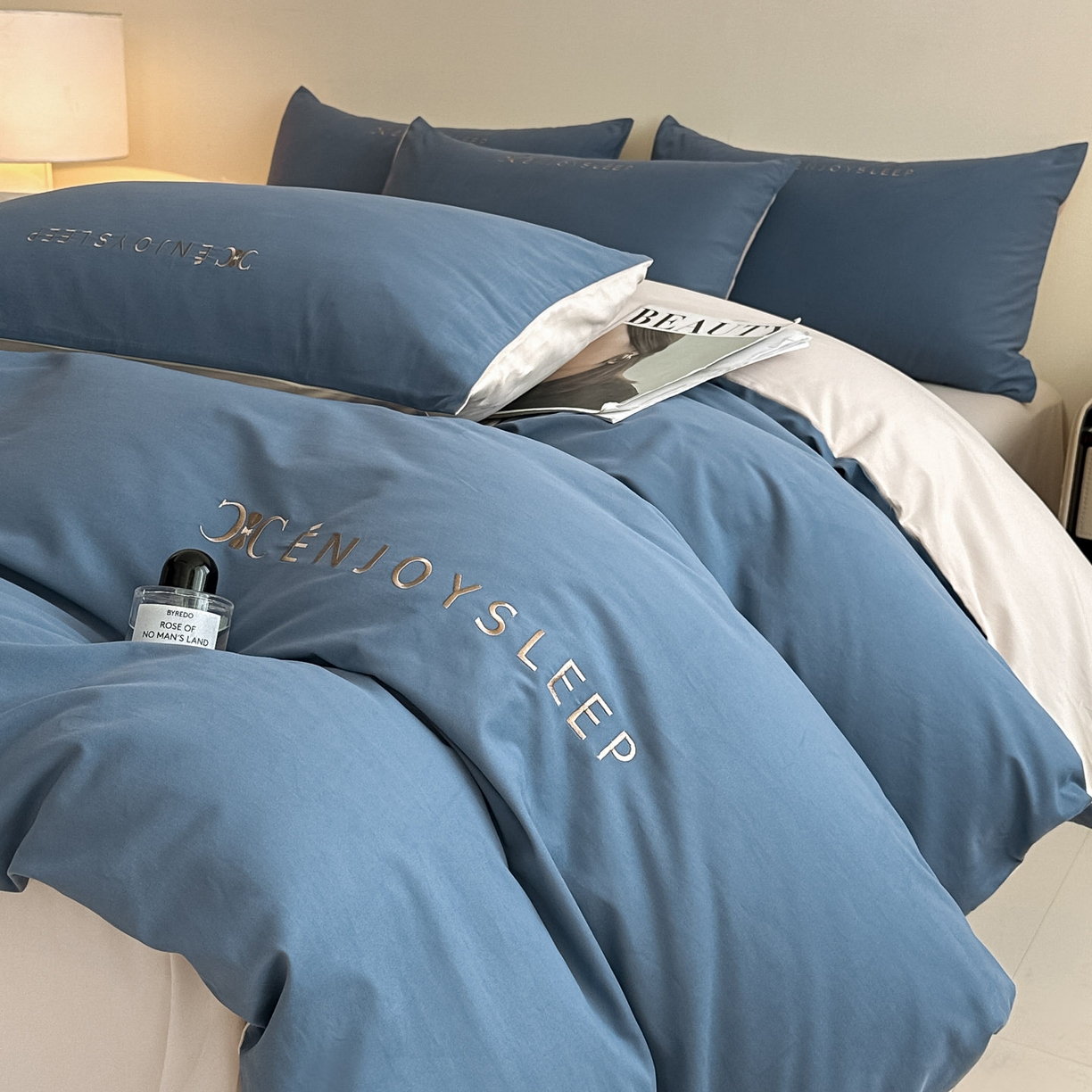 91家纺网 家纺一手货源 找家纺 拼社家纺 2025秋冬A类全棉加厚磨毛四件套刺绣纯棉不掉毛四件套-缪斯（提供买家秀） 缪斯-迷雾蓝+印月灰