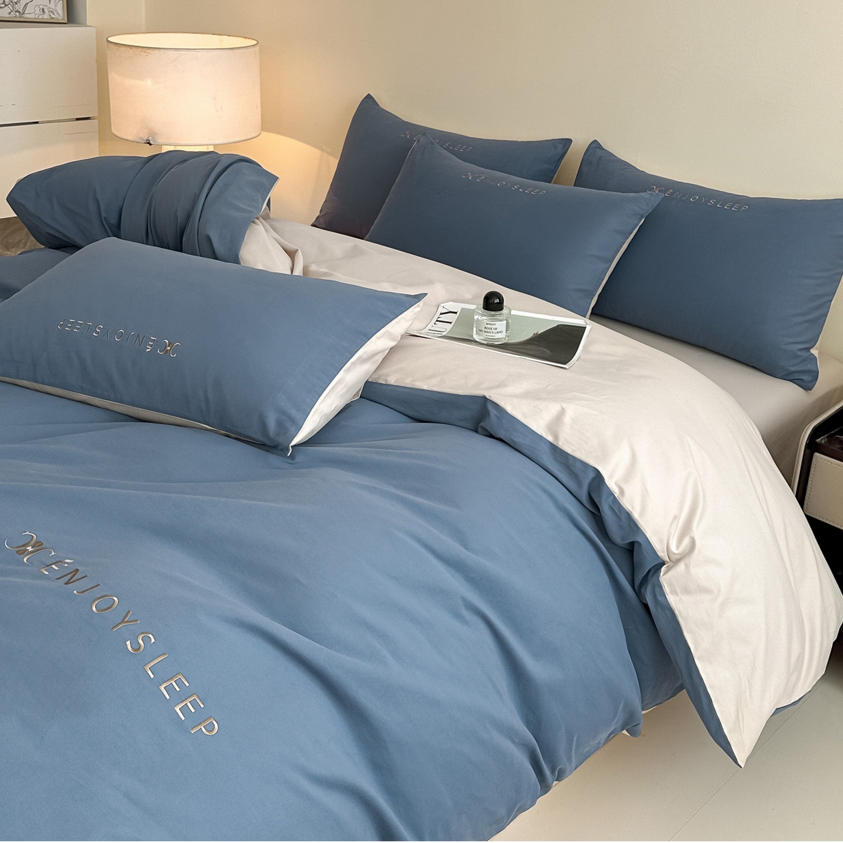 91家纺网 家纺一手货源 找家纺 拼社家纺 2025秋冬A类全棉加厚磨毛四件套刺绣纯棉不掉毛四件套-缪斯（提供买家秀） 缪斯-迷雾蓝+印月灰