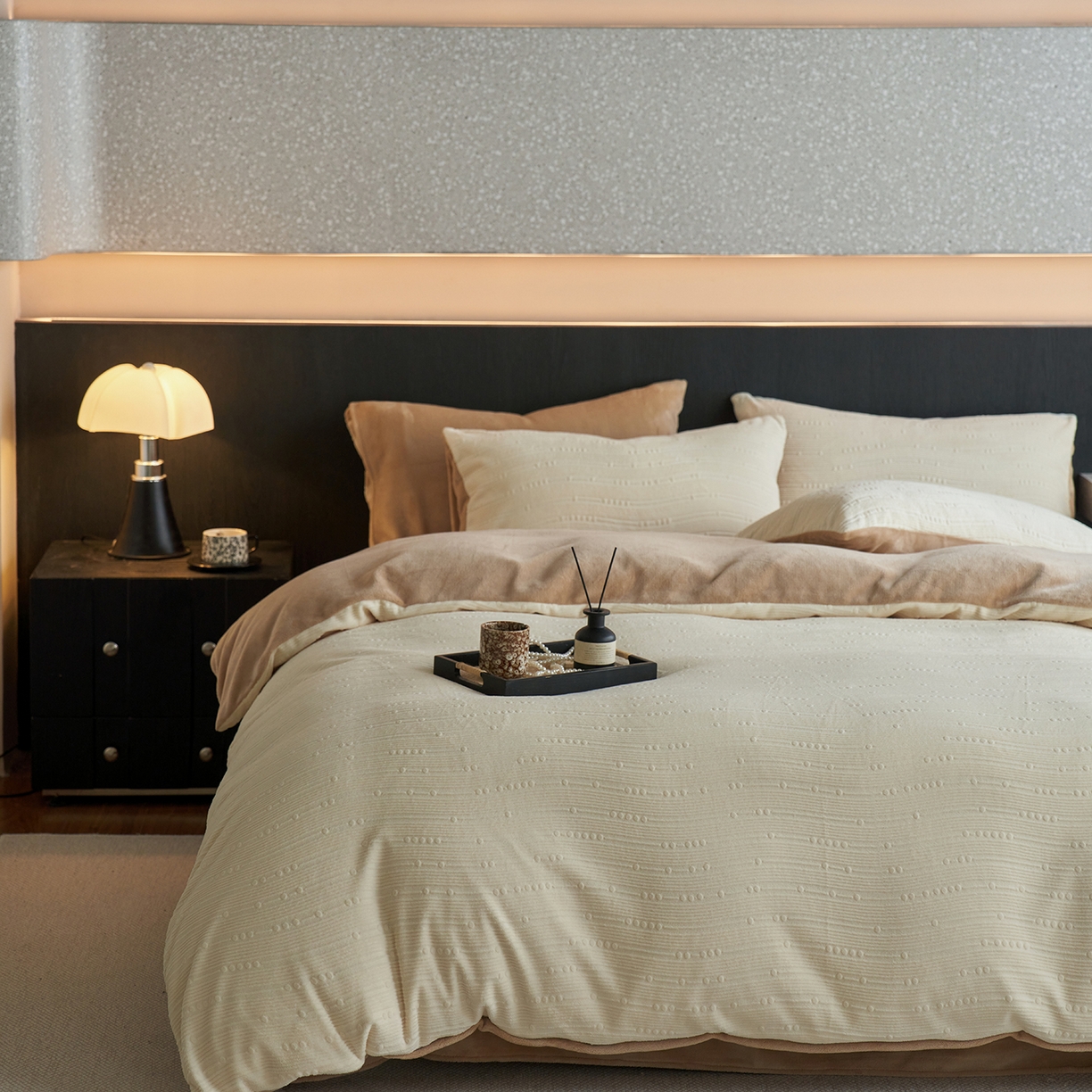 91家纺网 家纺一手货源 找家纺 三味舒屋 2025新款简约雕花牛奶绒四件套-波韵系列 波韵奶白