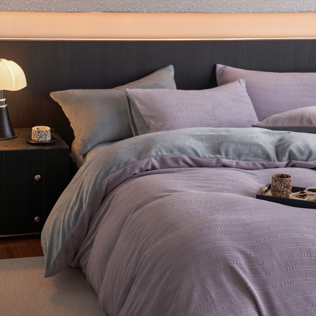 91家纺网 家纺一手货源 找家纺 三味舒屋 2025新款简约雕花牛奶绒四件套-波韵系列 波韵浅紫