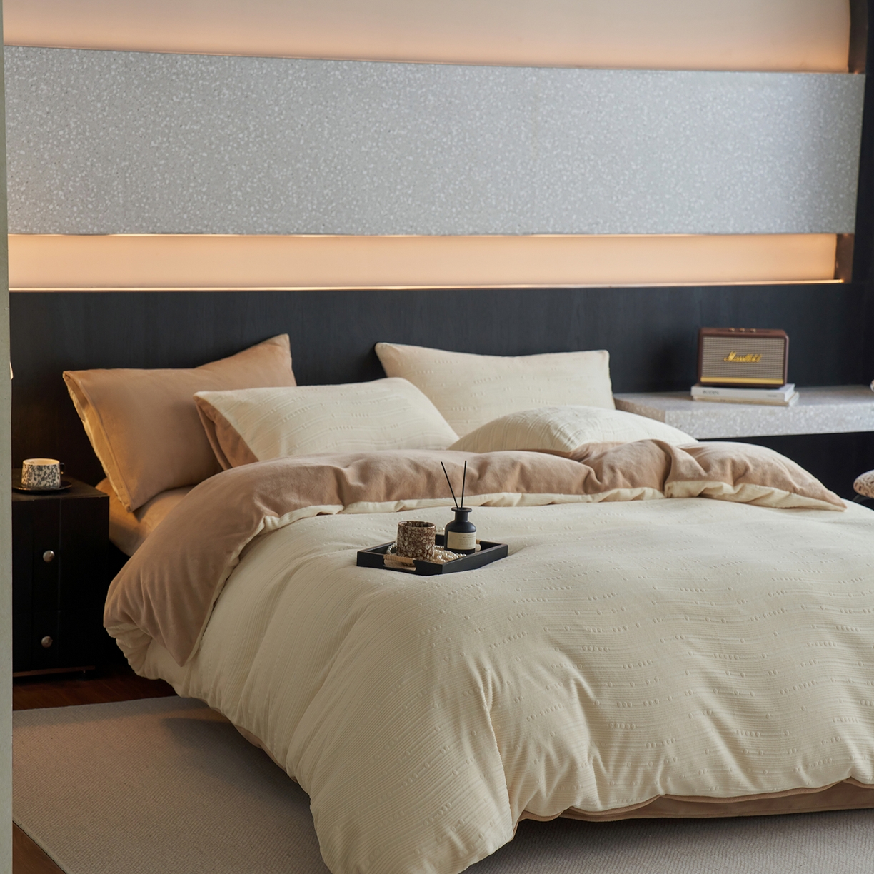 91家纺网 家纺一手货源 找家纺 三味舒屋 2025新款简约雕花牛奶绒四件套-波韵系列 波韵奶白