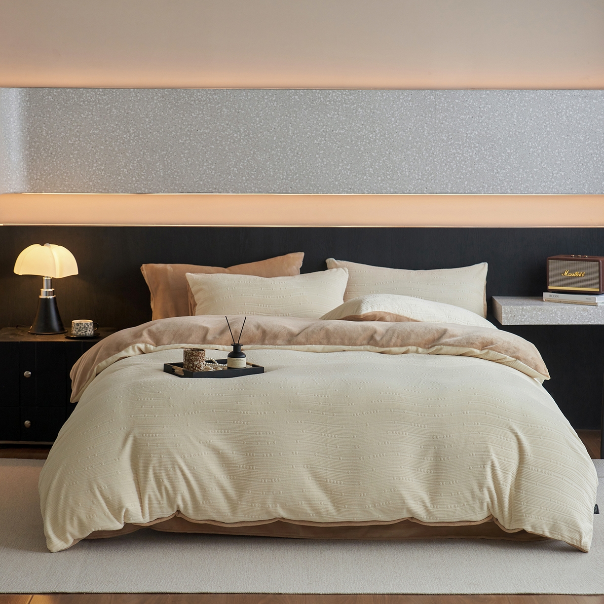 91家纺网 家纺一手货源 找家纺 三味舒屋 2025新款简约雕花牛奶绒四件套-波韵系列 波韵奶白