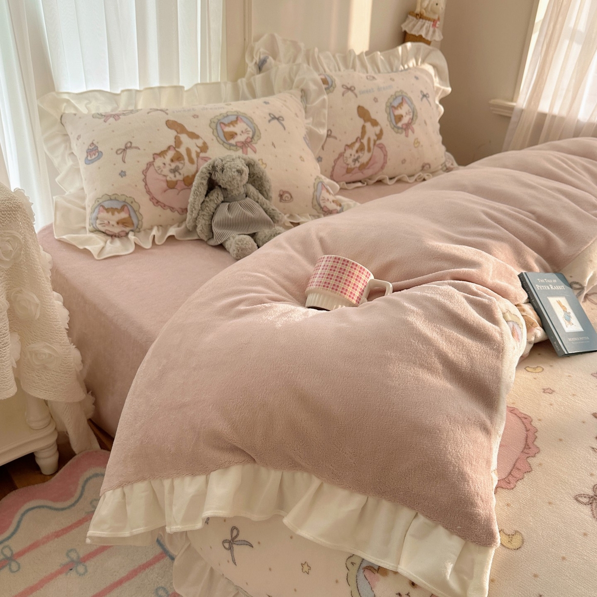 91家纺网 家纺一手货源 找家纺 萝莉家纺 2025秋冬新品韩版花边款加厚牛奶绒四件套 小肥猫