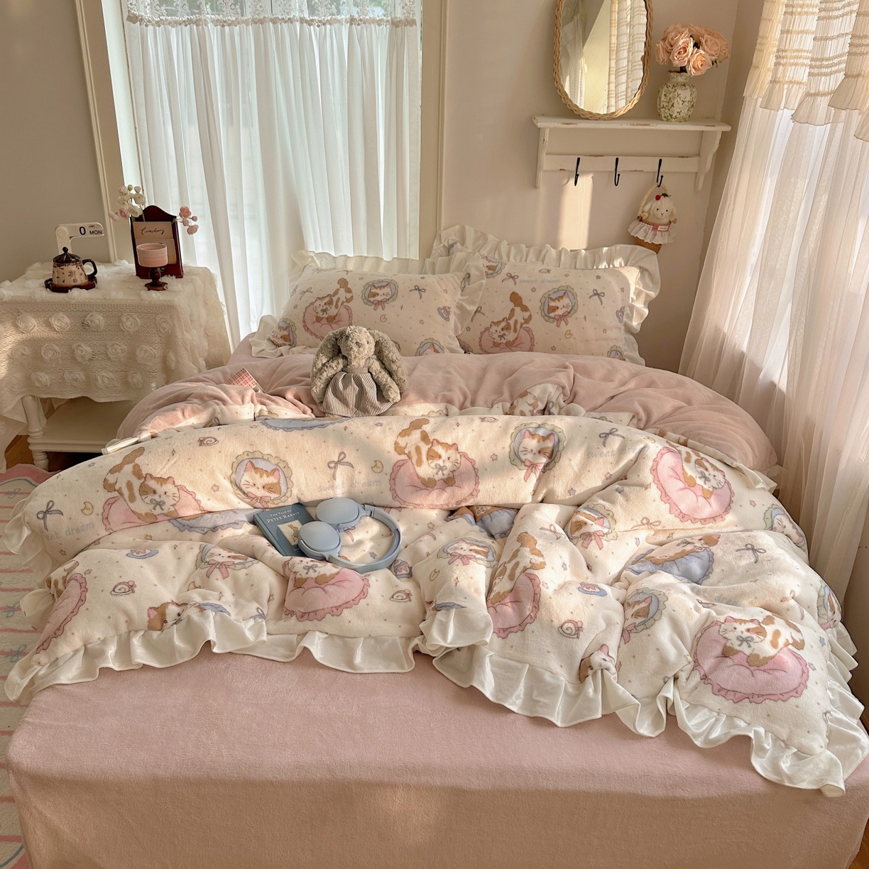 91家纺网 家纺一手货源 找家纺 萝莉家纺 2025秋冬新品韩版花边款加厚牛奶绒四件套 小肥猫