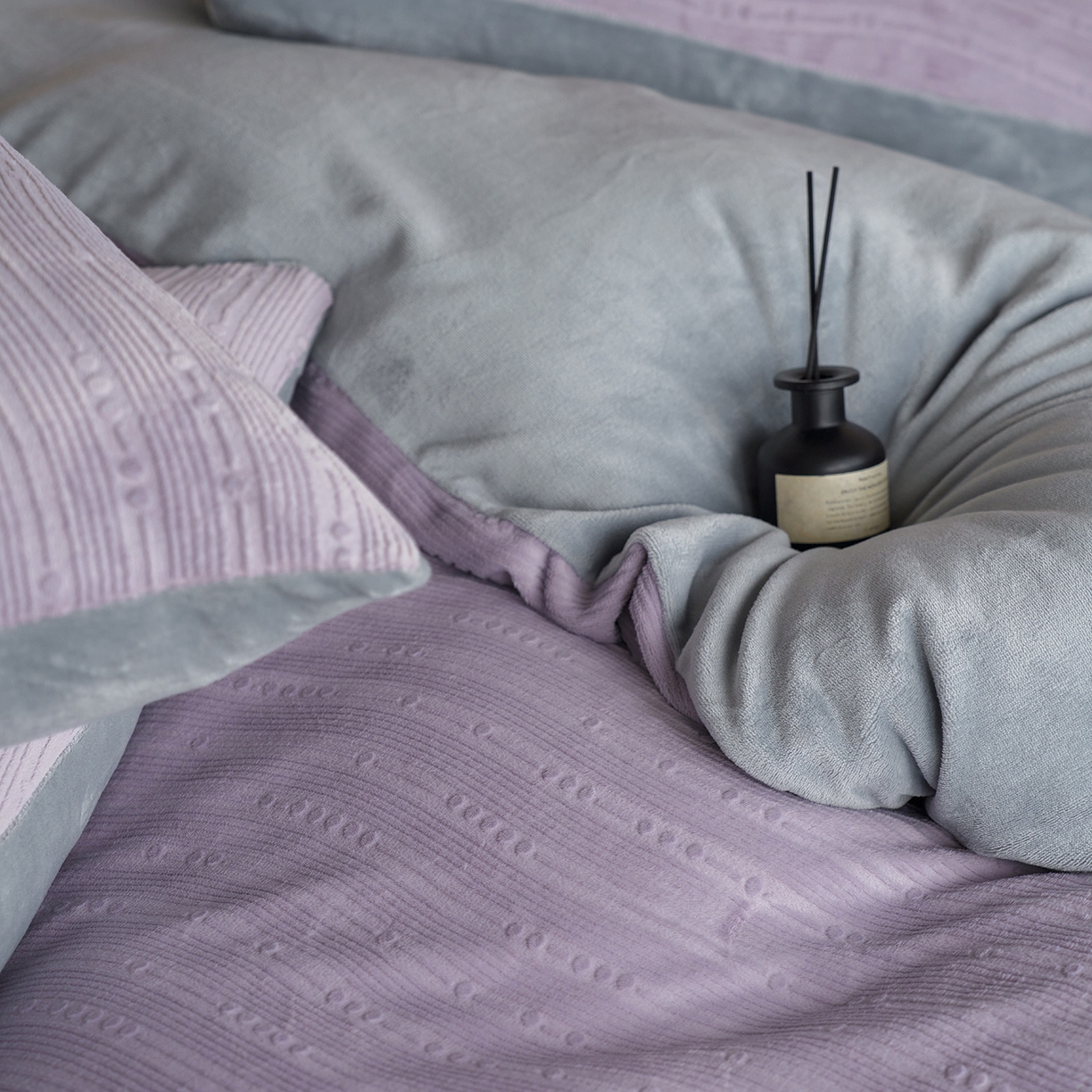 91家纺网 家纺一手货源 找家纺 三味舒屋 2025新款简约雕花牛奶绒四件套-波韵系列 波韵浅紫