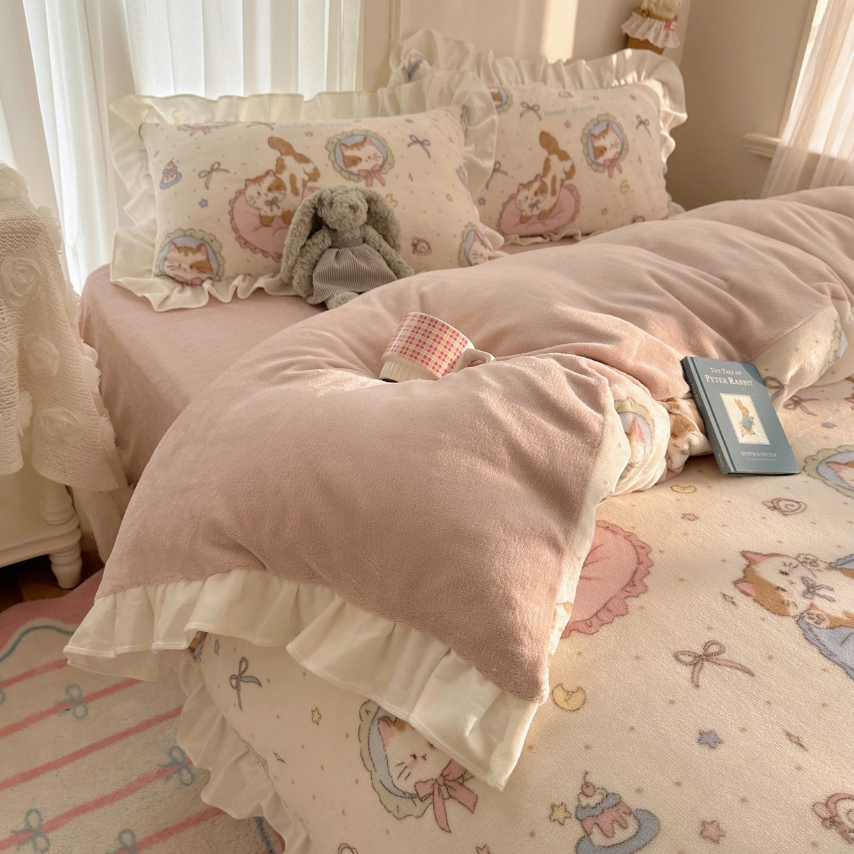 91家纺网 家纺一手货源 找家纺 萝莉家纺 2025秋冬新品韩版花边款加厚牛奶绒四件套 小肥猫