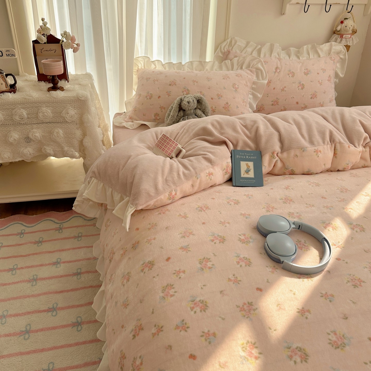 91家纺网 家纺一手货源 找家纺 萝莉家纺 2025秋冬新品韩版花边款加厚牛奶绒四件套 花粉