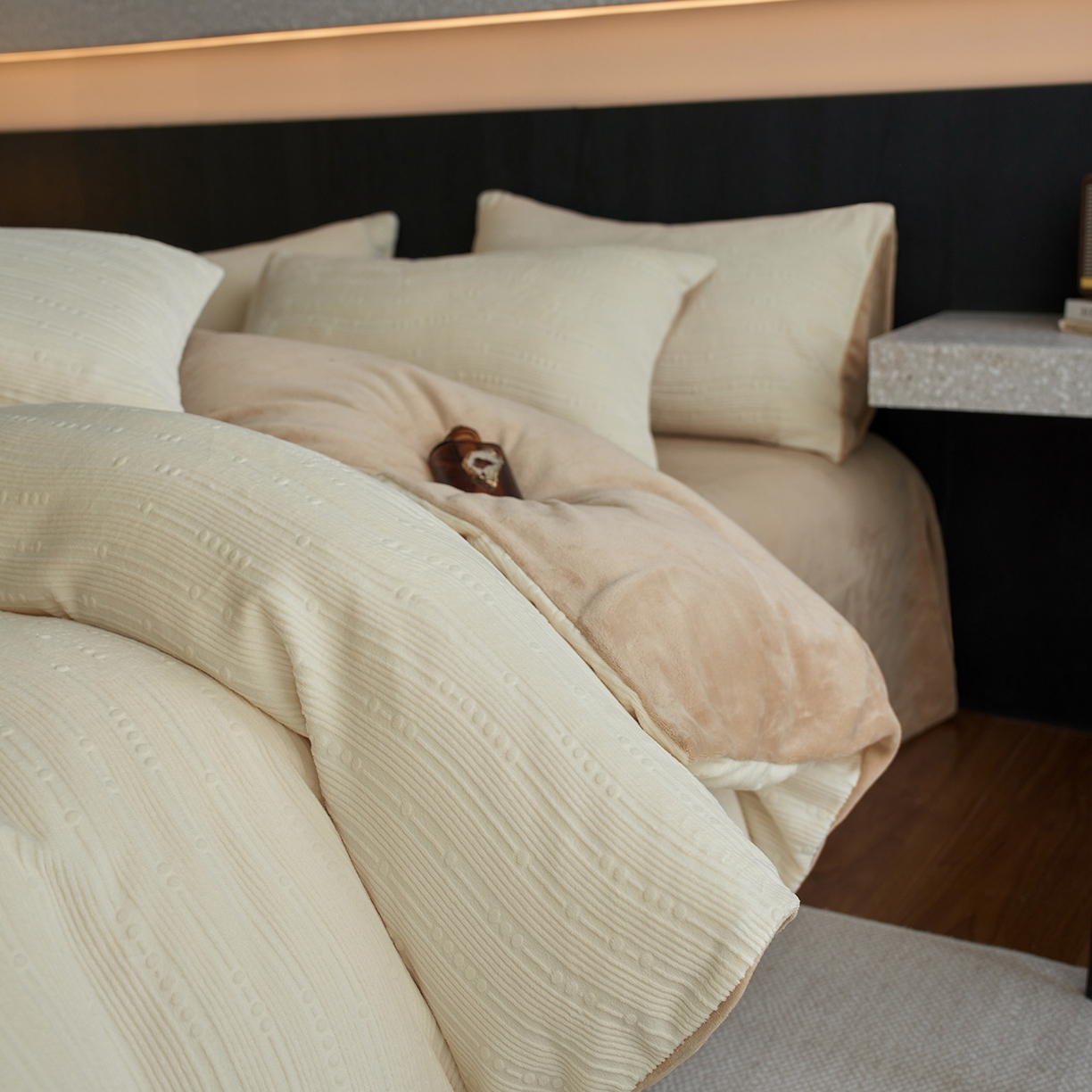 91家纺网 家纺一手货源 找家纺 三味舒屋 2025新款简约雕花牛奶绒四件套-波韵系列 波韵奶白