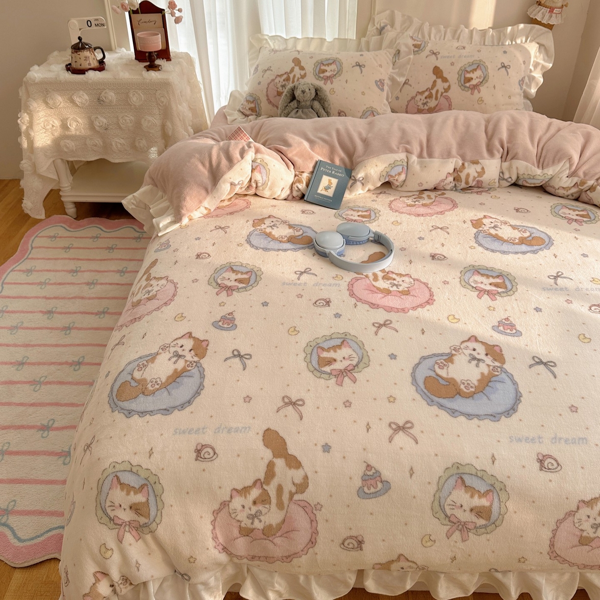 91家纺网 家纺一手货源 找家纺 萝莉家纺 2025秋冬新品韩版花边款加厚牛奶绒四件套 小肥猫