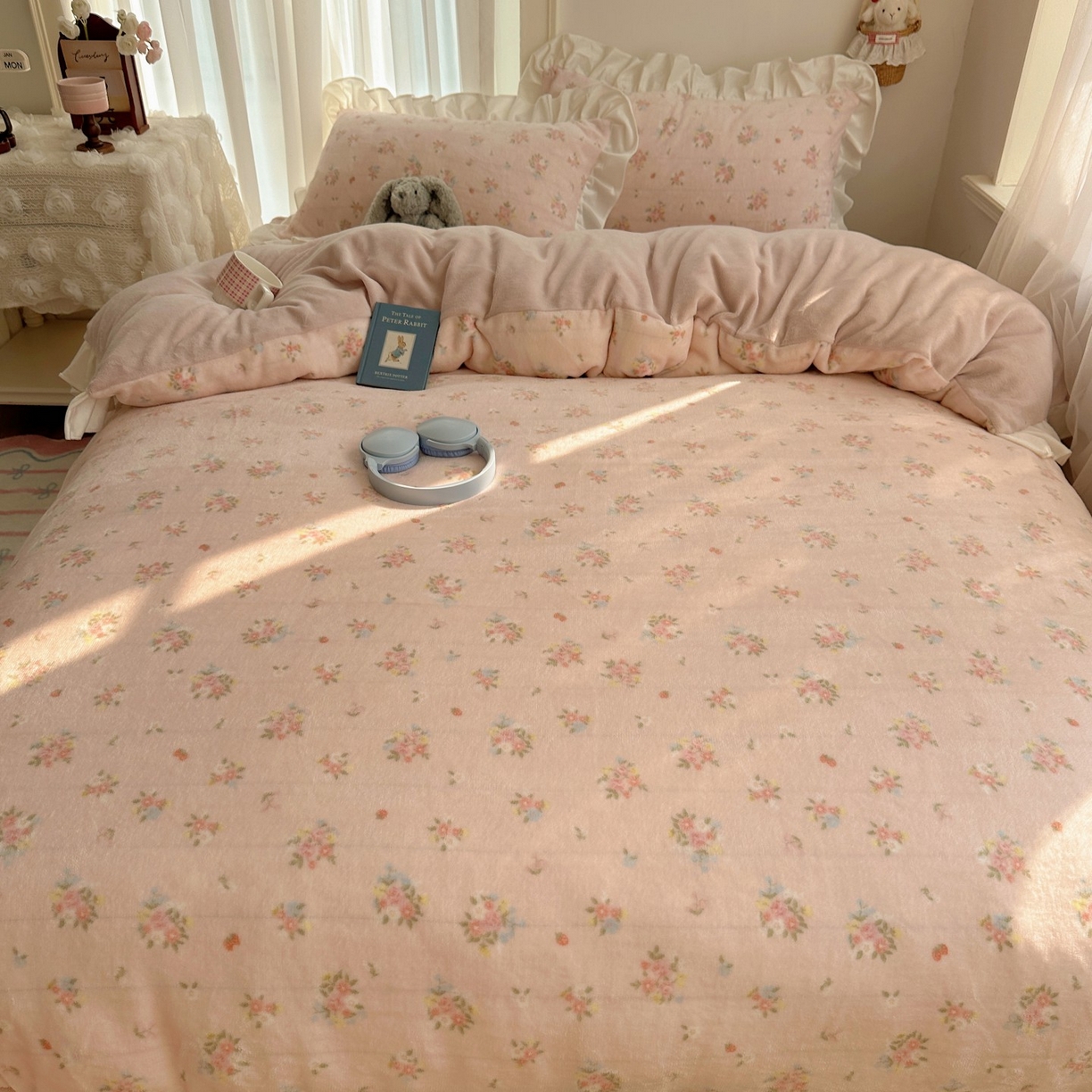 91家纺网 家纺一手货源 找家纺 萝莉家纺 2025秋冬新品韩版花边款加厚牛奶绒四件套 花粉