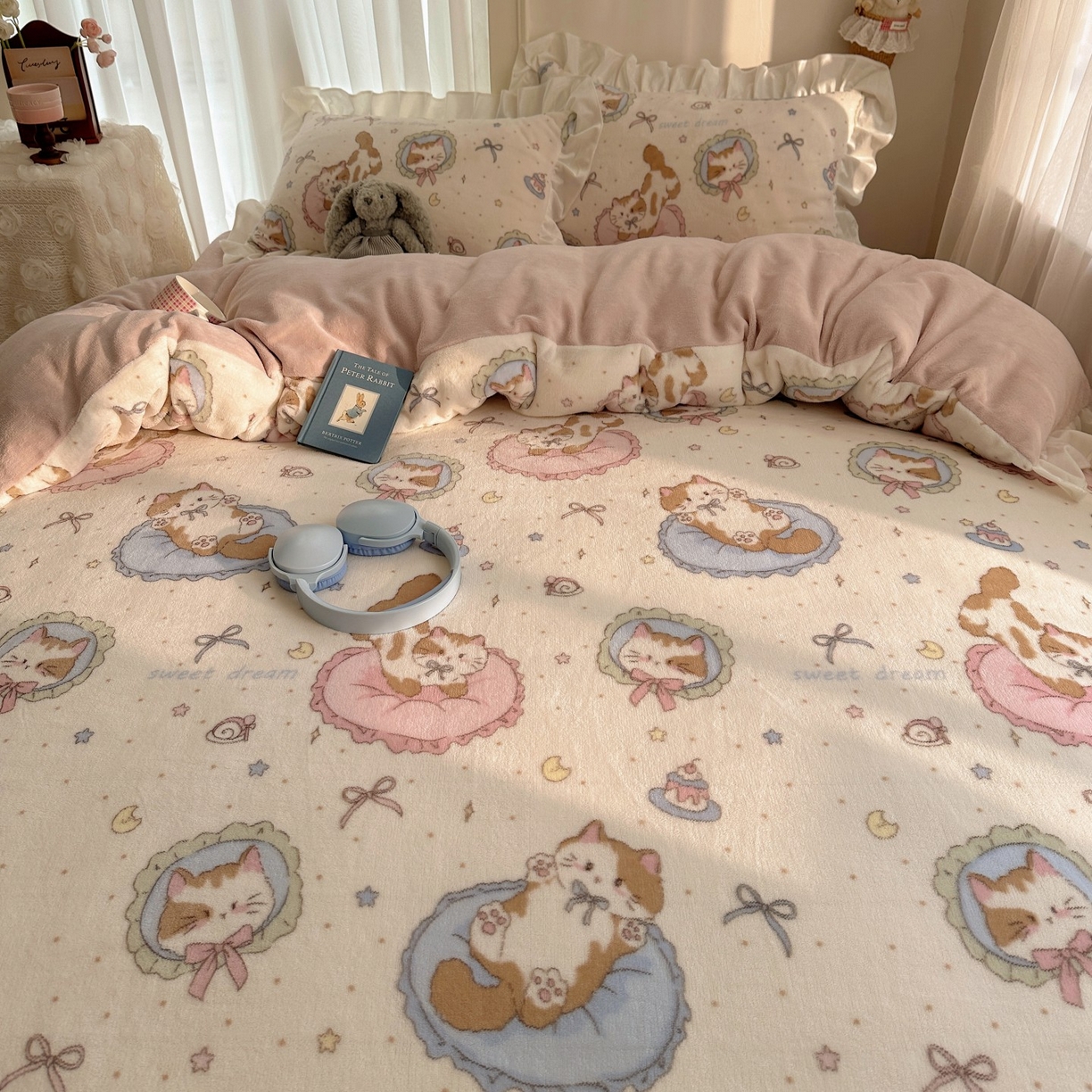 91家纺网 家纺一手货源 找家纺 萝莉家纺 2025秋冬新品韩版花边款加厚牛奶绒四件套 小肥猫