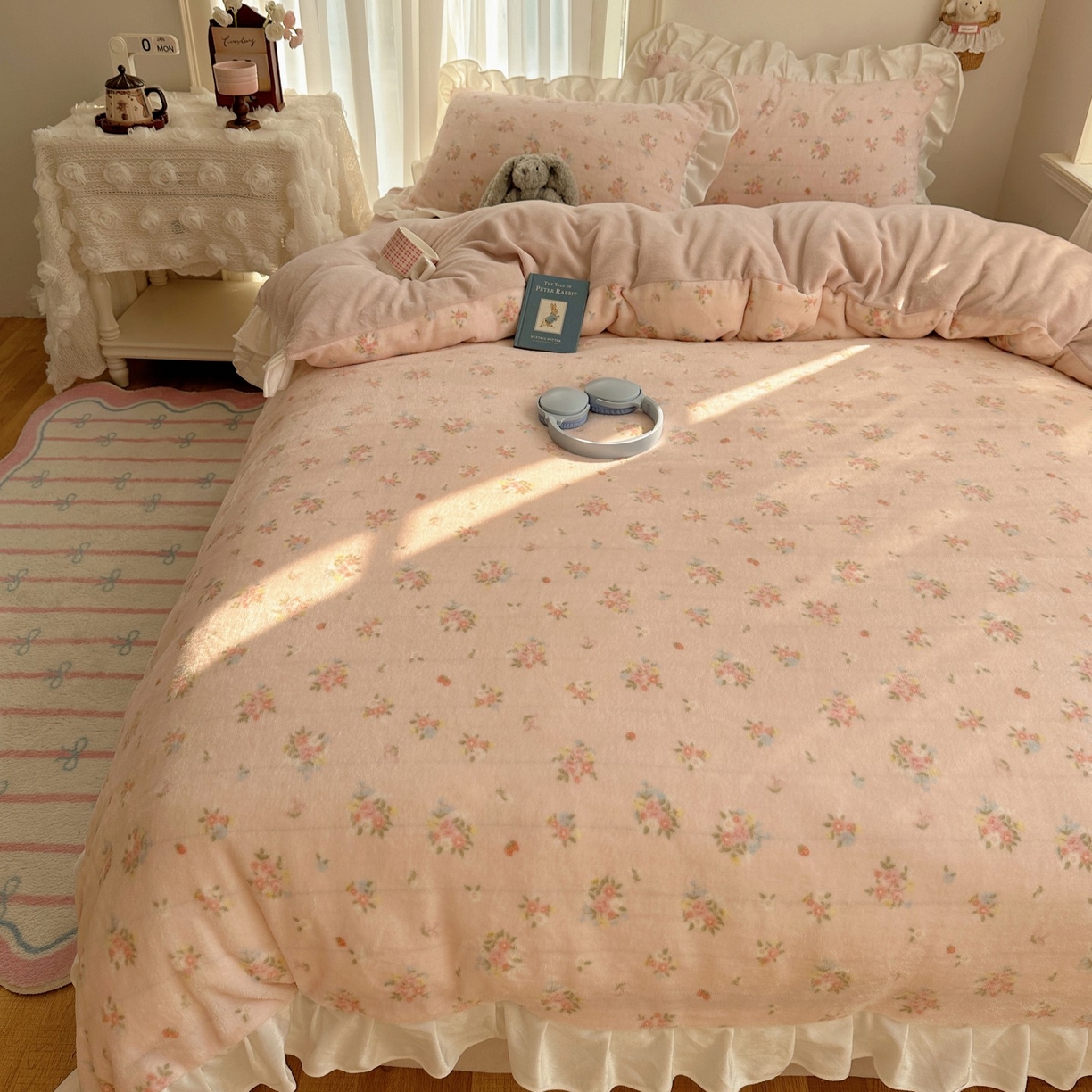 91家纺网 家纺一手货源 找家纺 萝莉家纺 2025秋冬新品韩版花边款加厚牛奶绒四件套 花粉