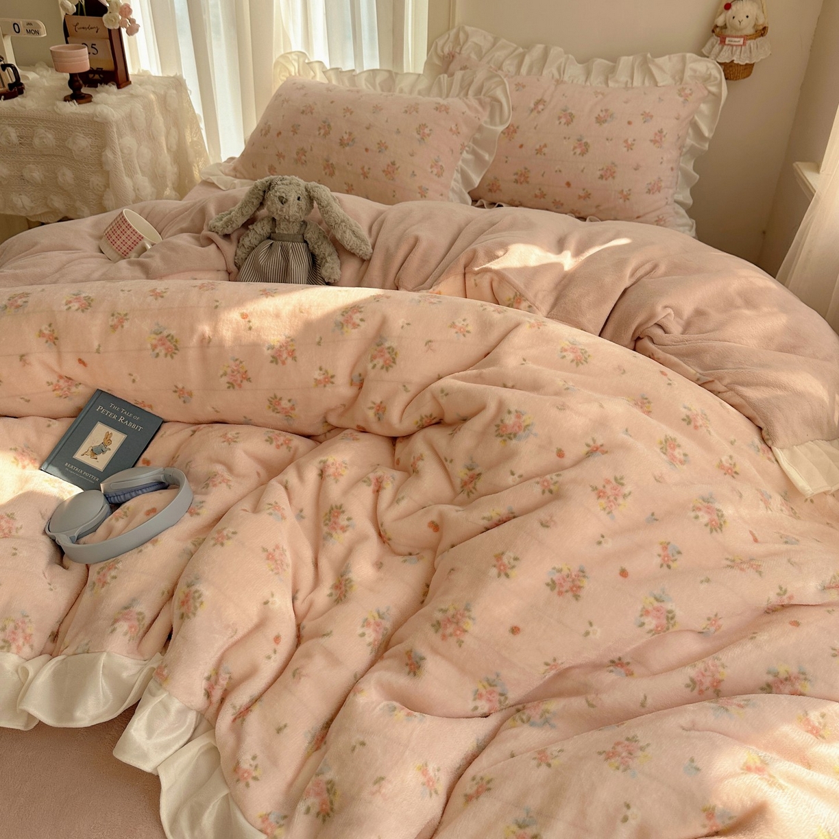 91家纺网 家纺一手货源 找家纺 萝莉家纺 2025秋冬新品韩版花边款加厚牛奶绒四件套 花粉