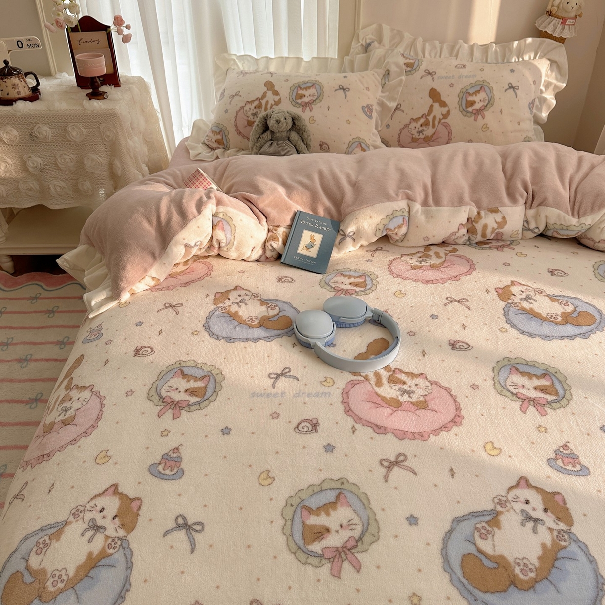 91家纺网 家纺一手货源 找家纺 萝莉家纺 2025秋冬新品韩版花边款加厚牛奶绒四件套 小肥猫