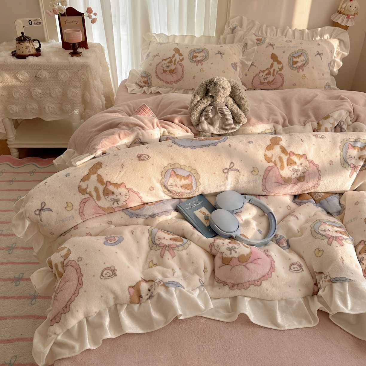 91家纺网 家纺一手货源 找家纺 萝莉家纺 2025秋冬新品韩版花边款加厚牛奶绒四件套 小肥猫