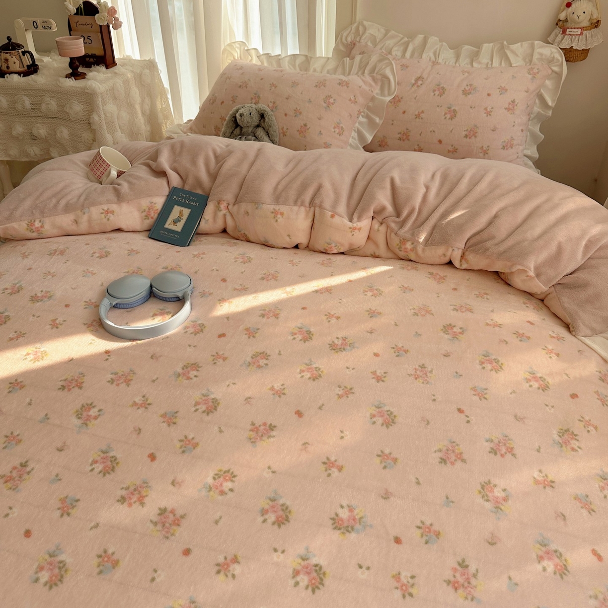 91家纺网 家纺一手货源 找家纺 萝莉家纺 2025秋冬新品韩版花边款加厚牛奶绒四件套 花粉