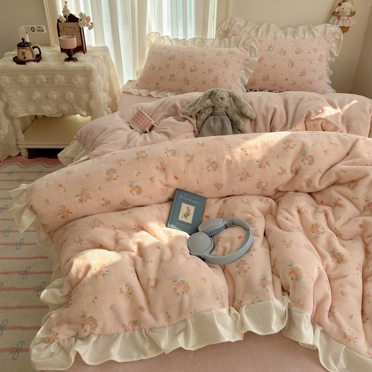 91家纺网 家纺一手货源 找家纺 萝莉家纺 2025秋冬新品韩版花边款加厚牛奶绒四件套 花粉