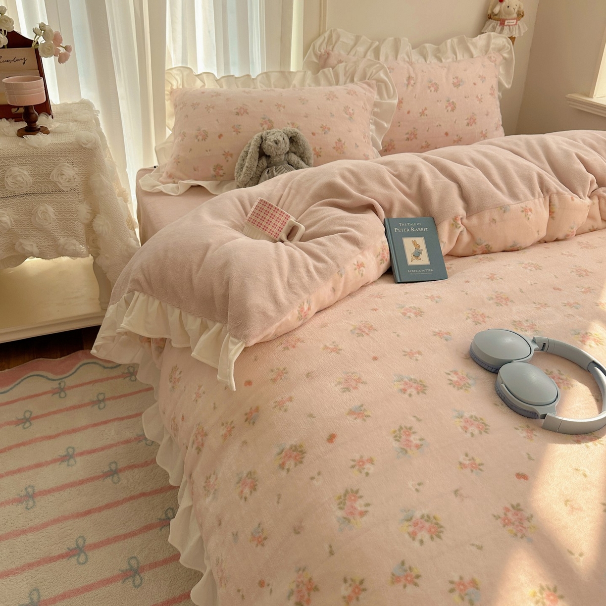 91家纺网 家纺一手货源 找家纺 萝莉家纺 2025秋冬新品韩版花边款加厚牛奶绒四件套 花粉