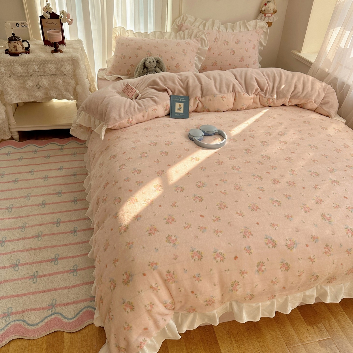 91家纺网 家纺一手货源 找家纺 萝莉家纺 2025秋冬新品韩版花边款加厚牛奶绒四件套 花粉