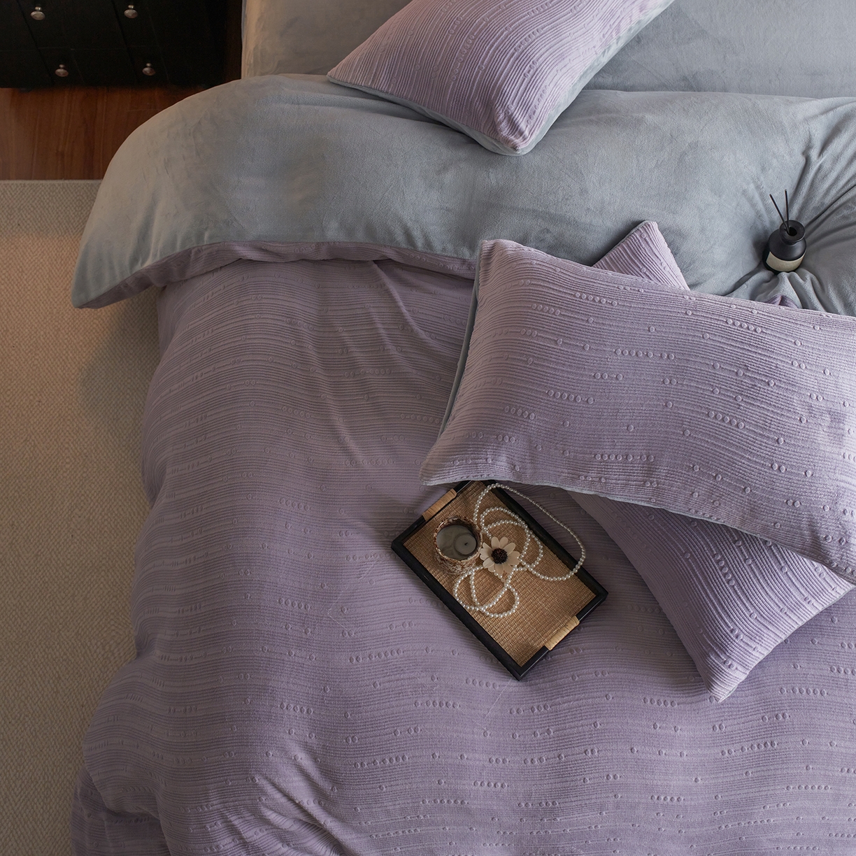 91家纺网 家纺一手货源 找家纺 三味舒屋 2025新款简约雕花牛奶绒四件套-波韵系列 波韵浅紫