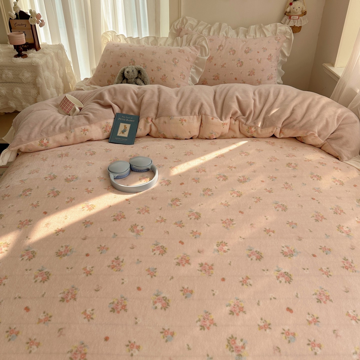 91家纺网 家纺一手货源 找家纺 萝莉家纺 2025秋冬新品韩版花边款加厚牛奶绒四件套 花粉