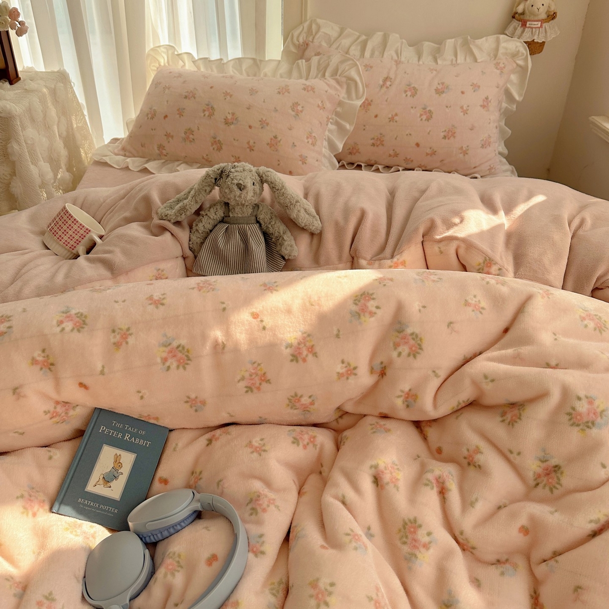 91家纺网 家纺一手货源 找家纺 萝莉家纺 2025秋冬新品韩版花边款加厚牛奶绒四件套 花粉