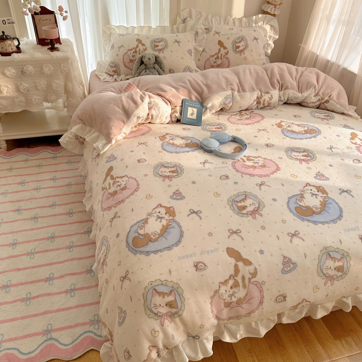 91家纺网 家纺一手货源 找家纺 萝莉家纺 2025秋冬新品韩版花边款加厚牛奶绒四件套 小肥猫