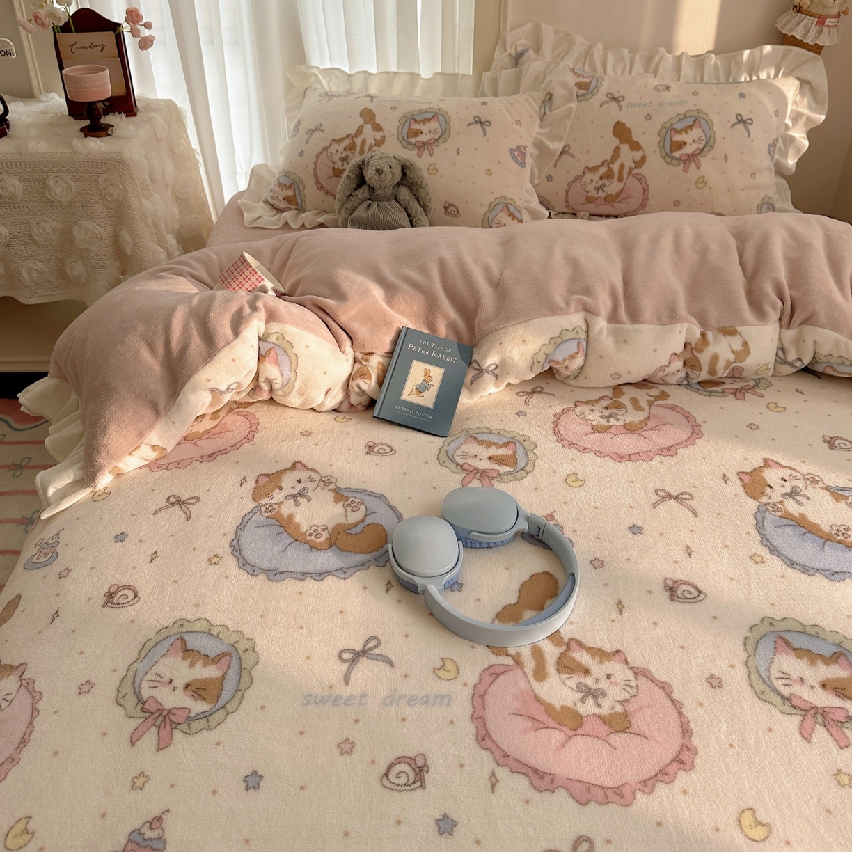 91家纺网 家纺一手货源 找家纺 萝莉家纺 2025秋冬新品韩版花边款加厚牛奶绒四件套 小肥猫