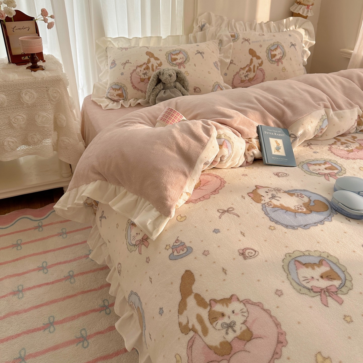 91家纺网 家纺一手货源 找家纺 萝莉家纺 2025秋冬新品韩版花边款加厚牛奶绒四件套 小肥猫