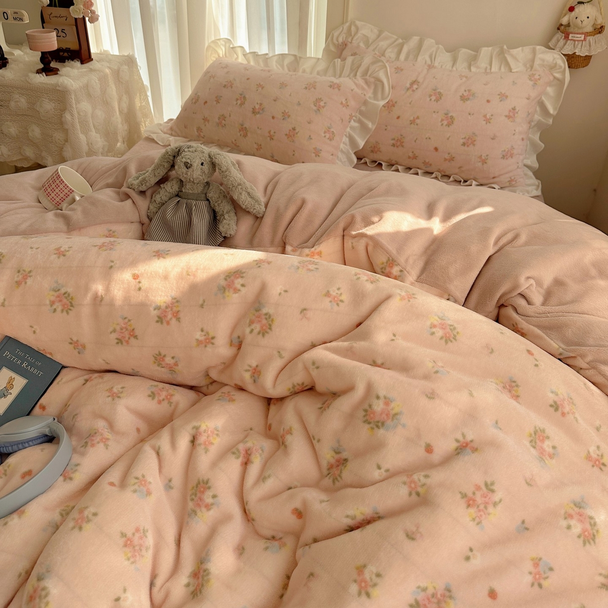 91家纺网 家纺一手货源 找家纺 萝莉家纺 2025秋冬新品韩版花边款加厚牛奶绒四件套 花粉