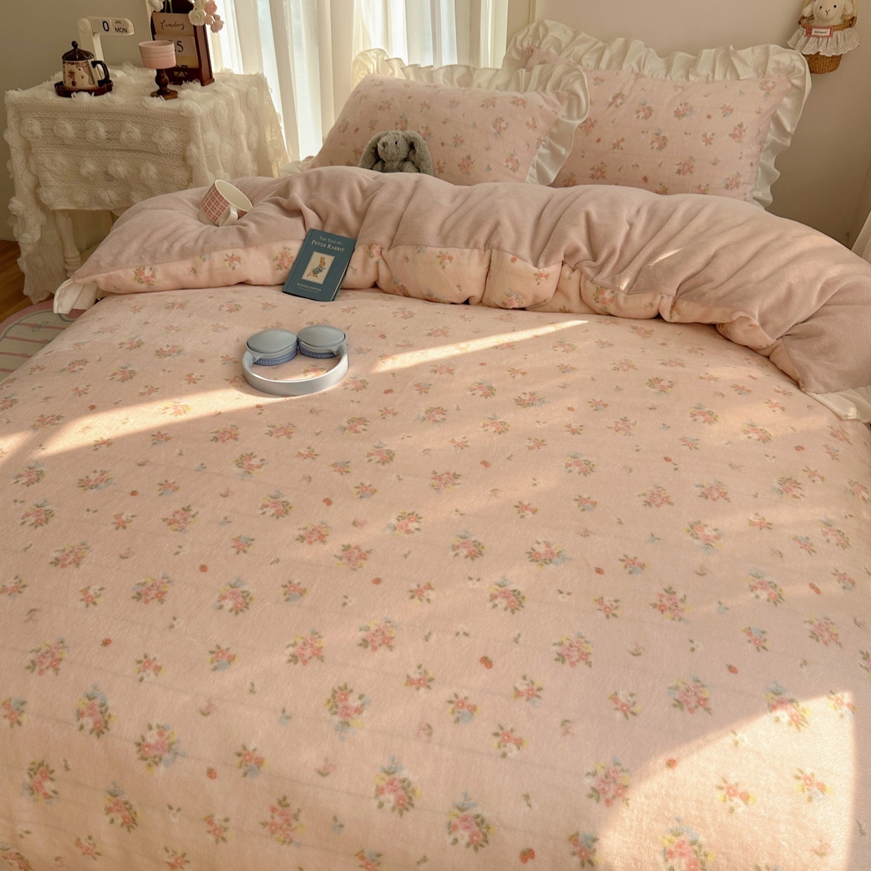 91家纺网 家纺一手货源 找家纺 萝莉家纺 2025秋冬新品韩版花边款加厚牛奶绒四件套 花粉