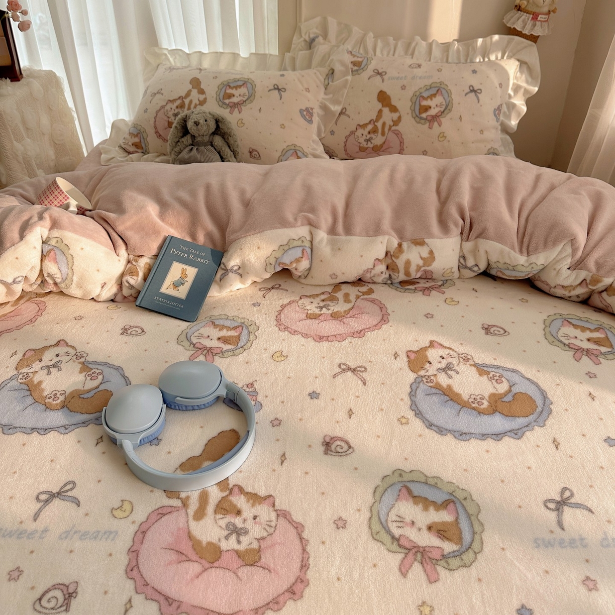 91家纺网 家纺一手货源 找家纺 萝莉家纺 2025秋冬新品韩版花边款加厚牛奶绒四件套 小肥猫