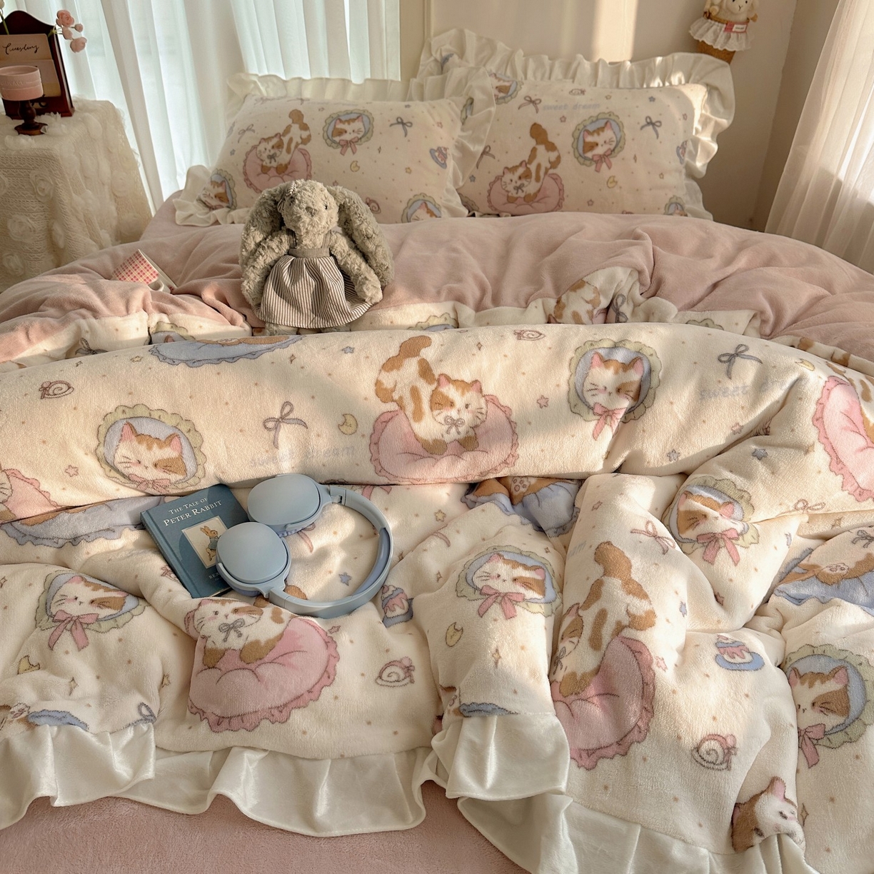 91家纺网 家纺一手货源 找家纺 萝莉家纺 2025秋冬新品韩版花边款加厚牛奶绒四件套 小肥猫