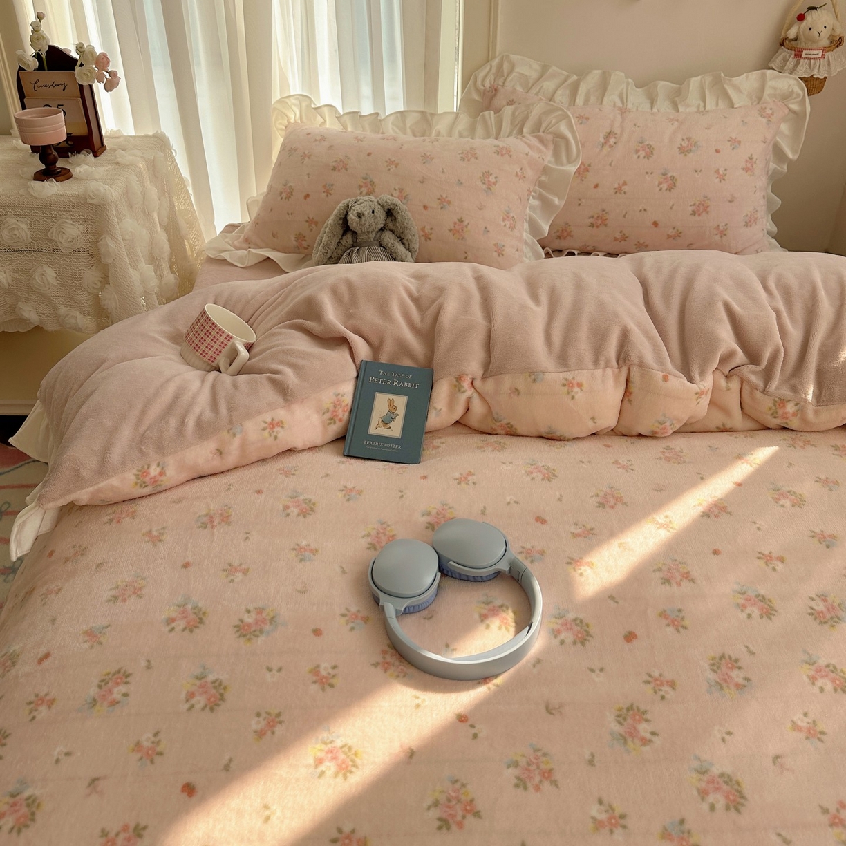 91家纺网 家纺一手货源 找家纺 萝莉家纺 2025秋冬新品韩版花边款加厚牛奶绒四件套 花粉