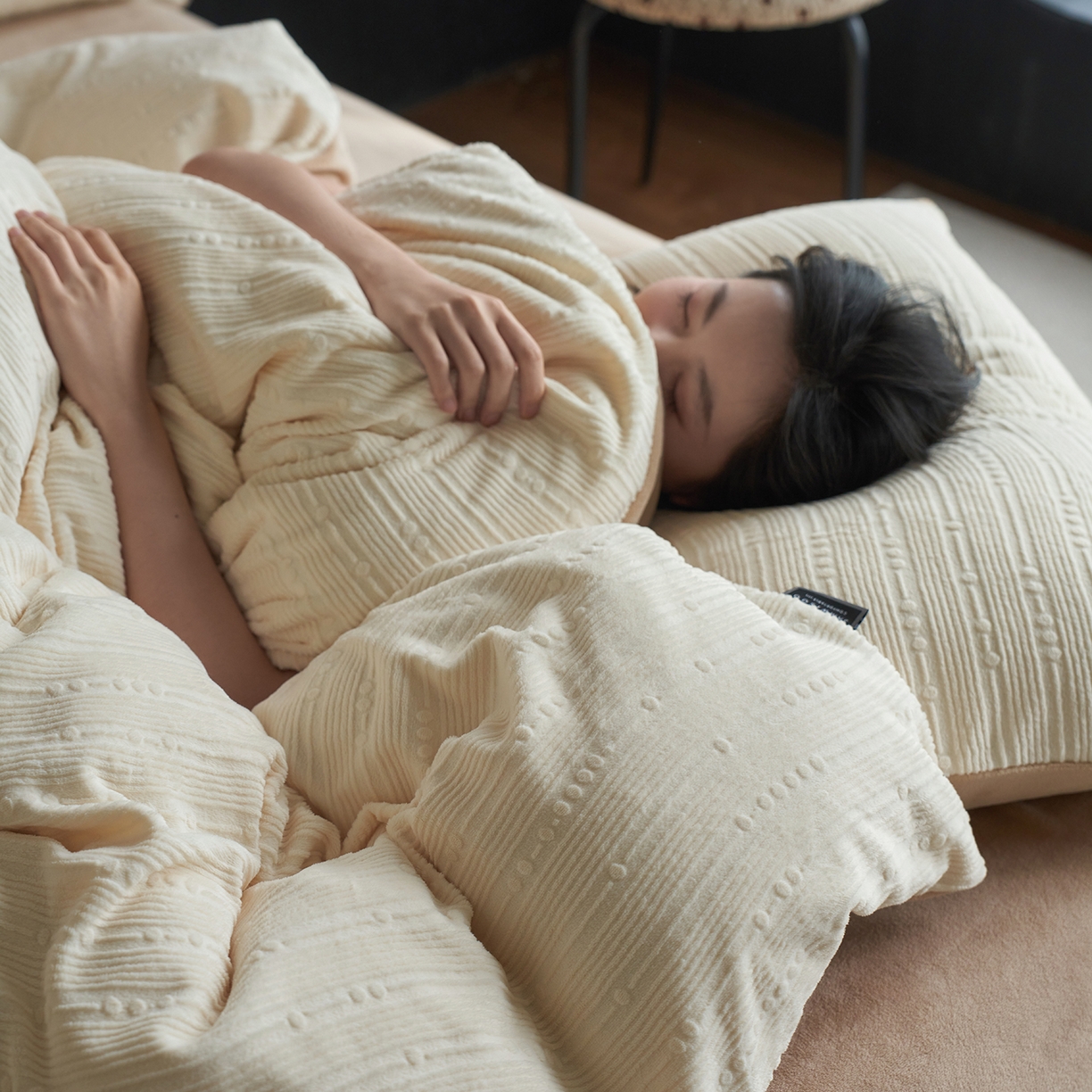 91家纺网 家纺一手货源 找家纺 三味舒屋 2025新款简约雕花牛奶绒四件套-波韵系列 波韵奶白