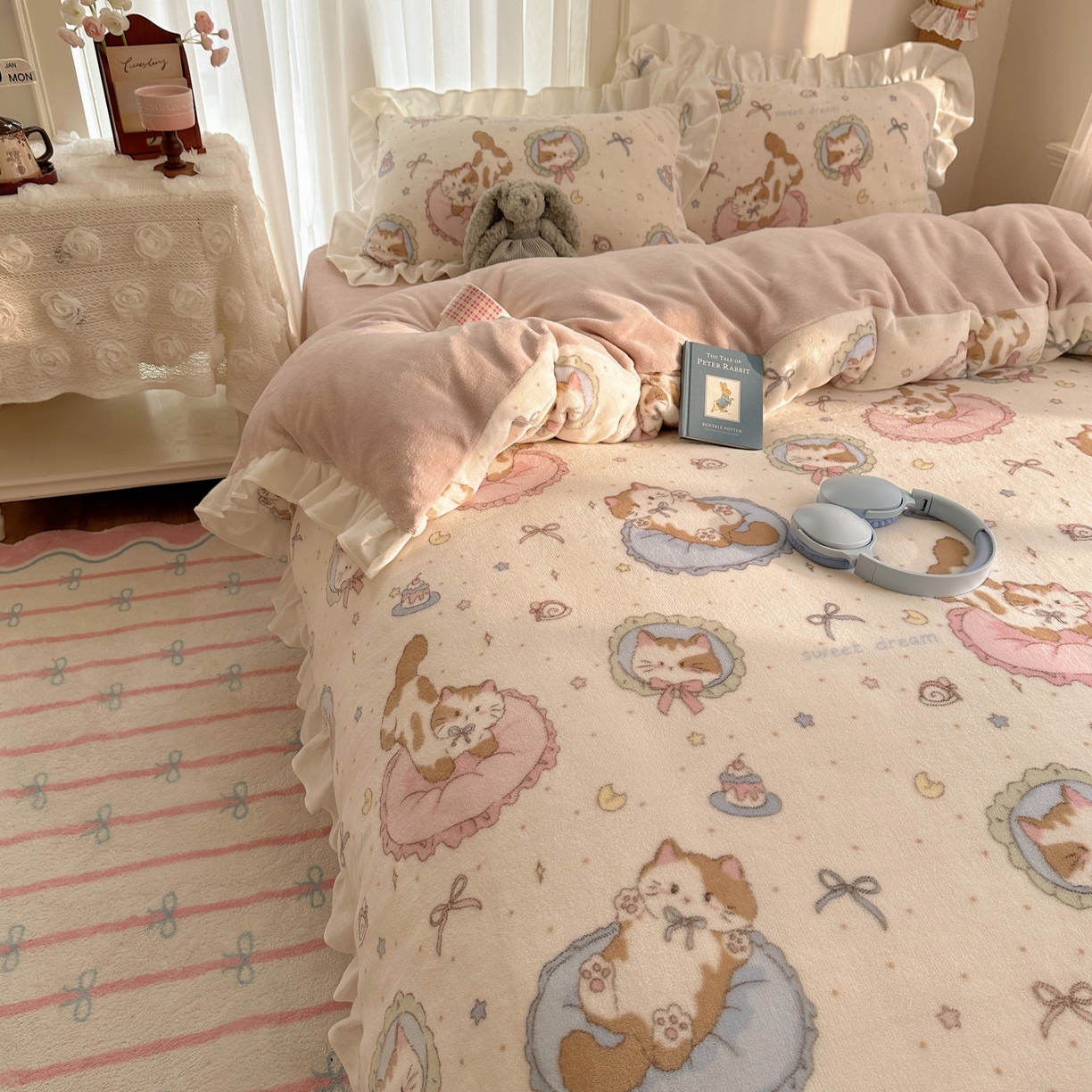 91家纺网 家纺一手货源 找家纺 萝莉家纺 2025秋冬新品韩版花边款加厚牛奶绒四件套 小肥猫