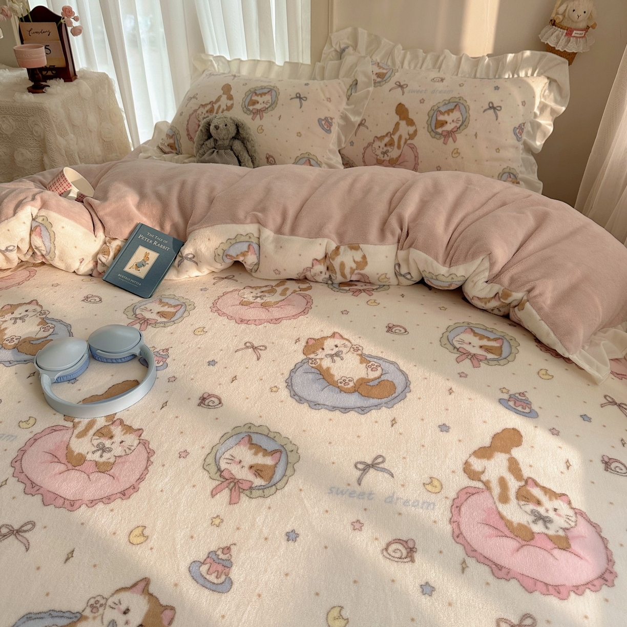 91家纺网 家纺一手货源 找家纺 萝莉家纺 2025秋冬新品韩版花边款加厚牛奶绒四件套 小肥猫