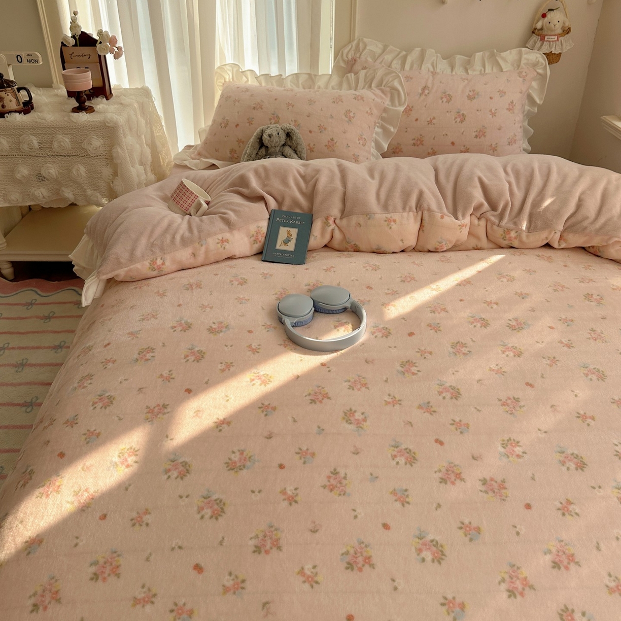 91家纺网 家纺一手货源 找家纺 萝莉家纺 2025秋冬新品韩版花边款加厚牛奶绒四件套 花粉