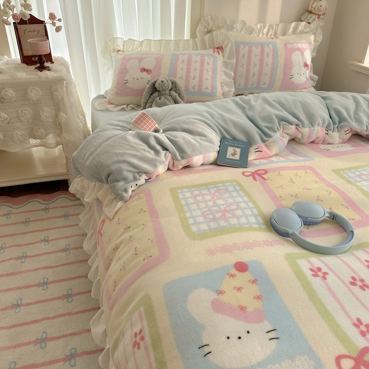 91家纺网 家纺一手货源 找家纺 萝莉家纺 2025秋冬新品韩版花边款加厚牛奶绒四件套 可爱猫