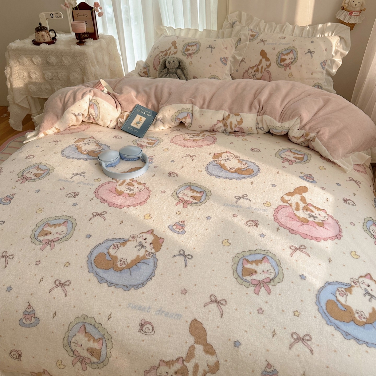 91家纺网 家纺一手货源 找家纺 萝莉家纺 2025秋冬新品韩版花边款加厚牛奶绒四件套 小肥猫