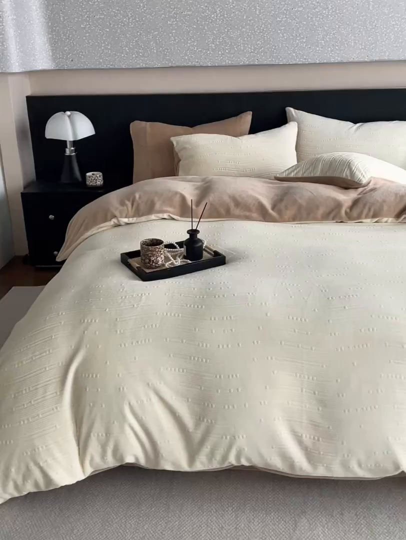 91家纺网 家纺一手货源 找家纺 三味舒屋 2025新款简约雕花牛奶绒四件套-波韵系列 波韵奶白
