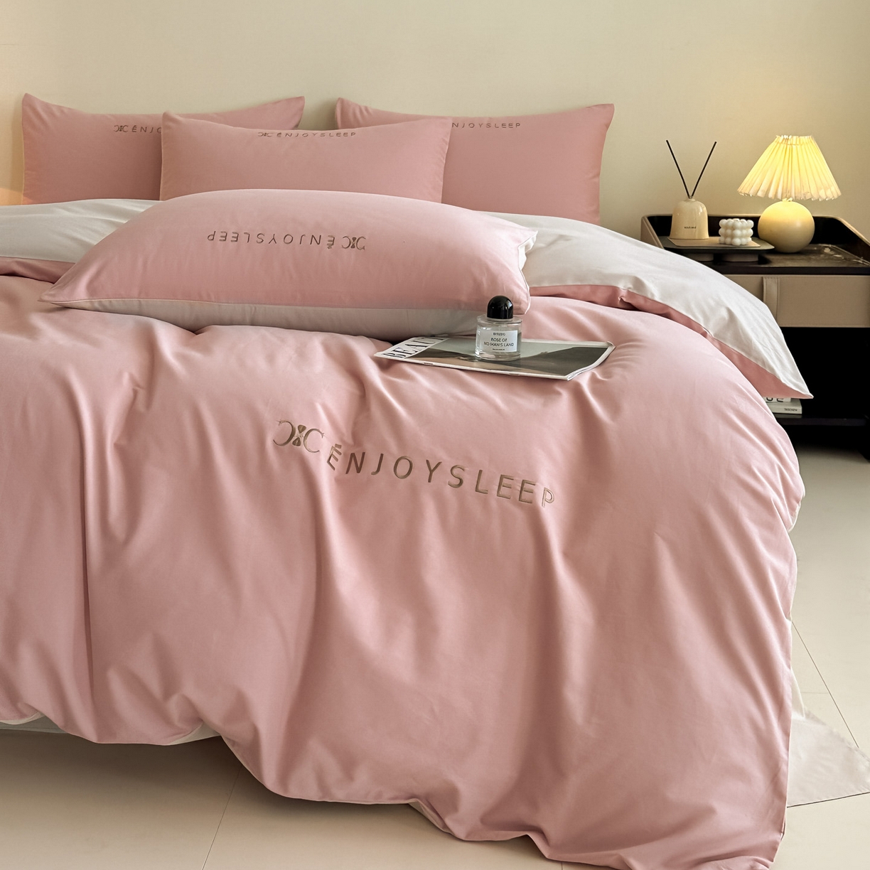 91家纺网 家纺一手货源 找家纺 拼社家纺 2025秋冬A类全棉加厚磨毛四件套刺绣纯棉不掉毛四件套-缪斯（提供买家秀） 缪斯-藕荷粉+印月灰